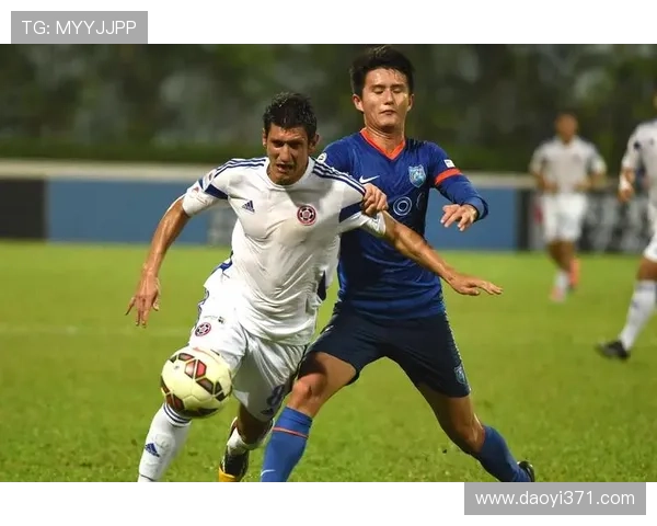 足球明星齐聚香港激情踢球引发球迷热烈追捧与期待 足球明星齐聚香港激情踢球引发球迷热烈追捧与期待