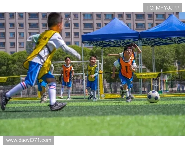 足球巨星同框瞬间回顾：那些年我们一起追逐的绿茵梦想